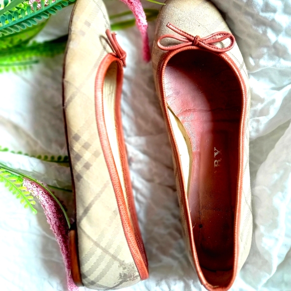 Burberry Shoes - Burberry Flats❤